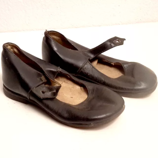 chaussures d'enfant anciennes en cuir noir