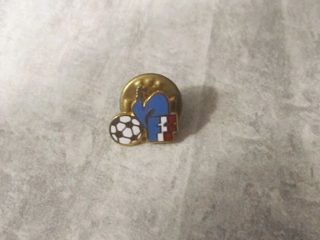 PIN'S SPORT FOOTBALL CLUB LIGUE 1 RENNE ECUSSON BLASON PIN'S SPORT FOOTBALL CLUB LIGUE 1 RENNE ECUSSON BLASON