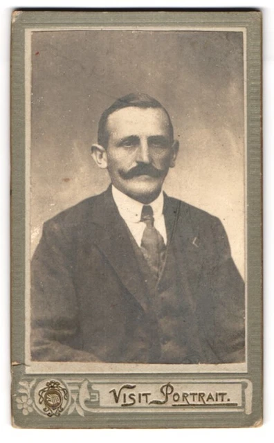 Fotografie unbekannter Fotograf und Ort, Eleganter Herr mit Schnauzbart