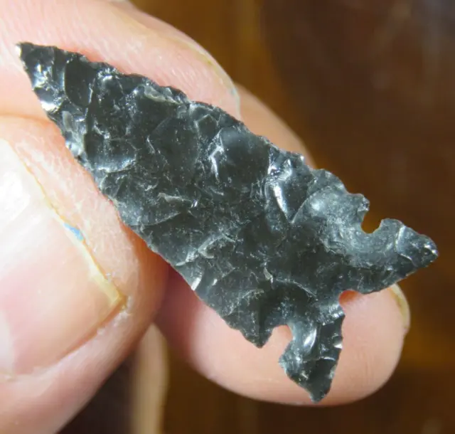 Exceptional obsidian tri-notch Desert arrow point found near Eugene, Oregon