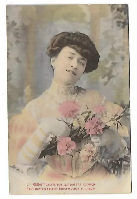 CPA carte postale ancienne belle femme avec un œillet retient coeur en otage !