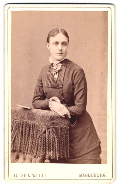 Fotografie Lutze & Witte, Magdeburg, Breite Weg 140, Portrait junge Frau im hoc