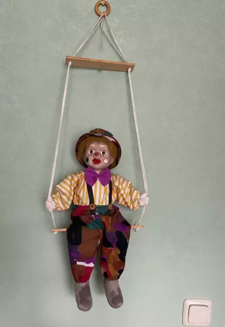 Marionette Clown auf Schaukel Gesicht Keramik ca 45 cm groß, 60 cm Gesamt Größe