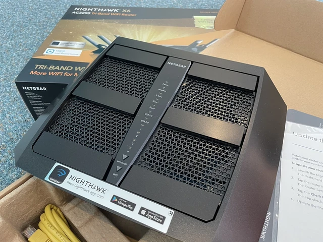 NETGEAR Nighthawk X6 AC3200 Tri-Band 1.3 Gbps Wi-Fi Router - Model R8000