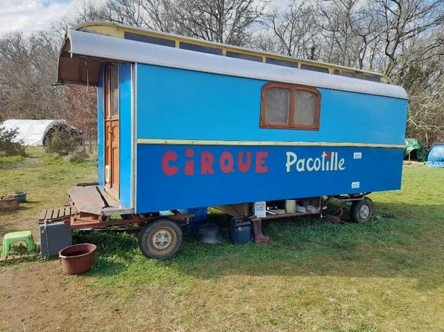 Roulotte Hippomobile - Cirque  : Habitation - Salon - Cuisine-Old Circus Trailer