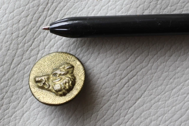 bouton chasse tête sanglier sur bronze - ancien  - 24 mm - TBE