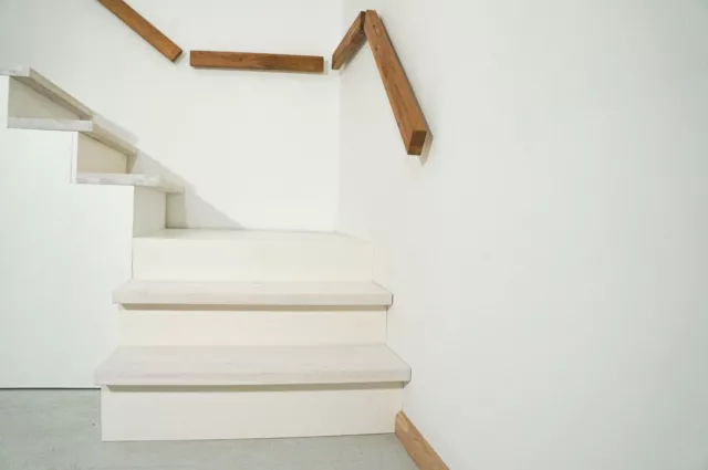 Escalera antideslizante fresno 20 mm calcado blanco engrasado con labio de goma
