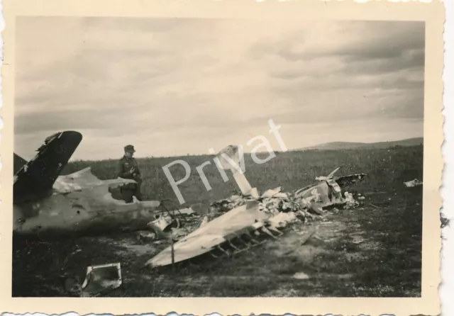 Foto WKII Wehrmacht Soldat abgeschossenes Flugzeug Wrack Frankreich France K1.55