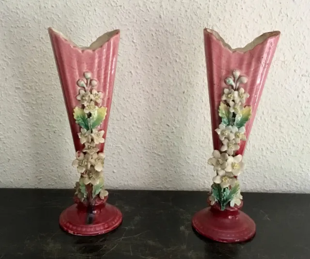 Paire de vases aux fleurs en barbotine