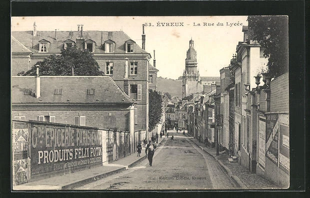 CPA Évreux, La Rue du Lycée, vue de la rue