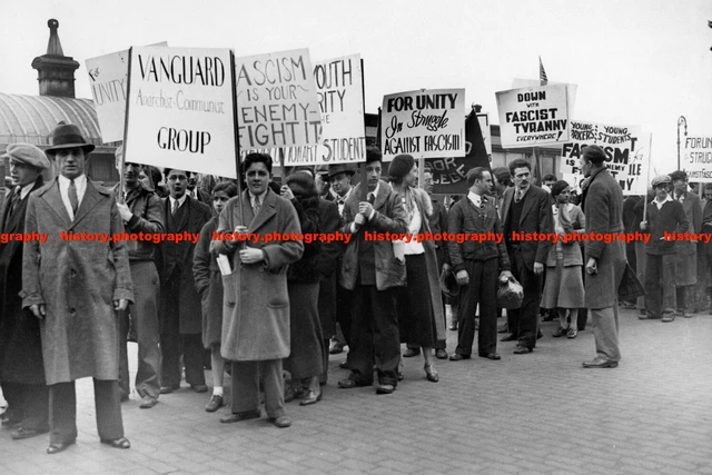 F017990 Protesters. Whitehall Building. New York. 01.04.1933