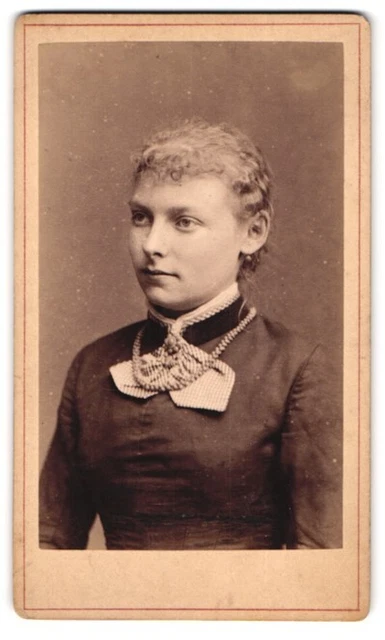 Fotografie L. Belitski, Nordhausen, Portrait junge Dame mit Kragenbrosche und H