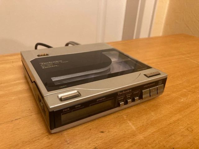 TECHNICS SL-XP7 PORTABLE Cd Player & Sh-Cdb6 Battery Power Supply