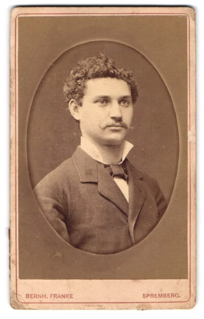 Fotografie Bernh. Franke, Spremberg, Eleganter Herr mit Schnurrbart