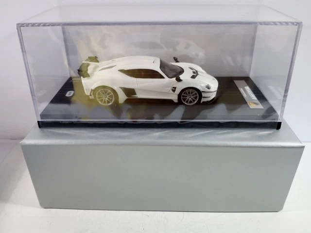 OPO 10 - Lotto Di 2 Auto In Scala 1/43: Mazzanti Evantra E Ixo - Modelli In Metallo Per Collezionisti, Con Base E Scatola Plexiglas