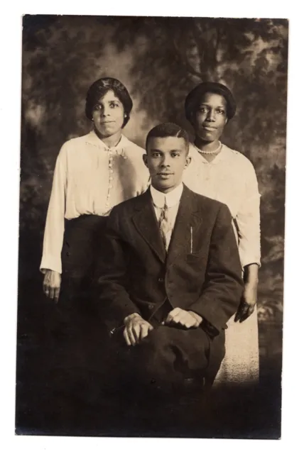 RPPC POSTCARD CIRCA 1920s AFRICAN AMERICAN FAMILY IN SUNDAY CLOTHES UNPOSTED