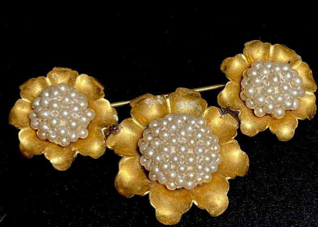 Belle Broche Ancienne En Porcelaine épaisse, Entourage Laiton Et Fleurs émaillées En Relief - Multicolore