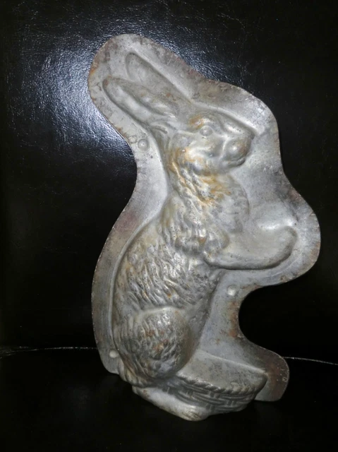 alte antike Schokoladenform  großer stehender Hase am Korb um 1950