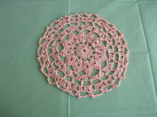 Häkeldeckchen rosa 26 cm Handarbeit, PLUS  ein kleines Deckchen GRATIS dazu!!
