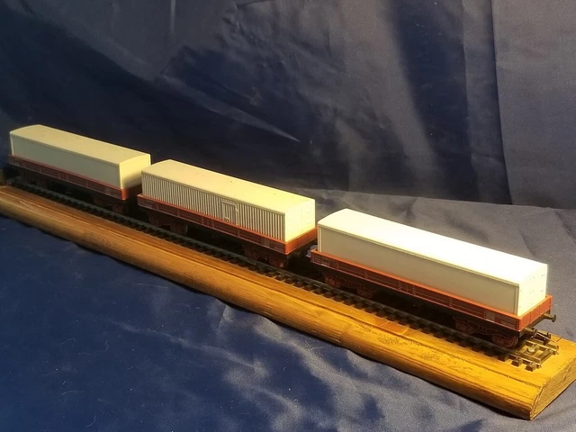 Wagon plat à bogies, bords bas, chargé de 3 caisses en bois | Trains de