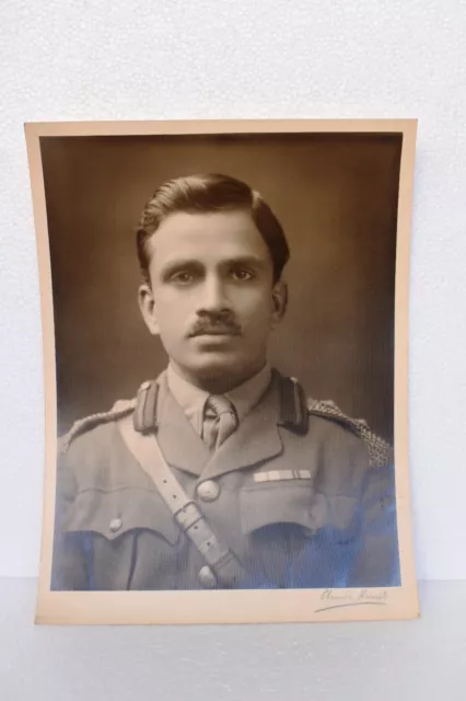 Disfraz vintage de fotografía de Claude Harris del rey real indio como oficial del ejército