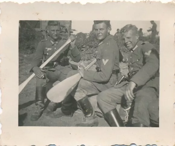 Foto WK II Wehrmacht Soldaten Freizeit Quartier Spass 15. Kompanie II. Zug L1.68