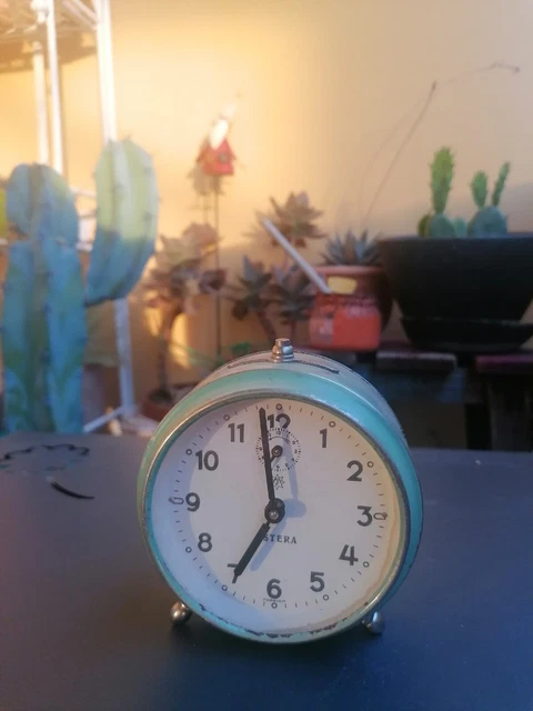 Vecchia sveglia / Orologio vintage ESTERA  (non so se funzionante)