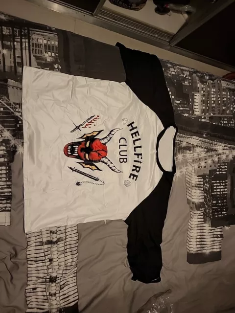 Hellfire Club Tshirt Large (From Stranger Things Show) Complètement Neuf