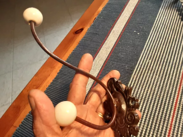 Vecchissimo Attaccapanni In Ferro Pomeli In Porcellana