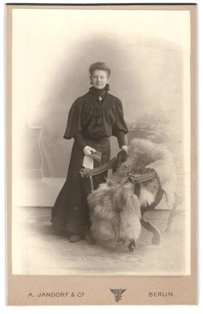 Fotografie A. Jandorf & Co., Berlin C., Spittelmarkt 16 /17, Konfirmandin mit M