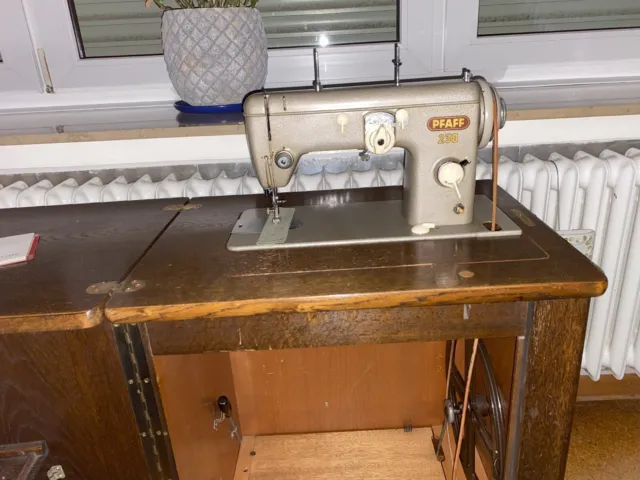 Selten: Antike Tischnähmaschine von Pfaff 230 mit Ersatzriemen und Werkzeug