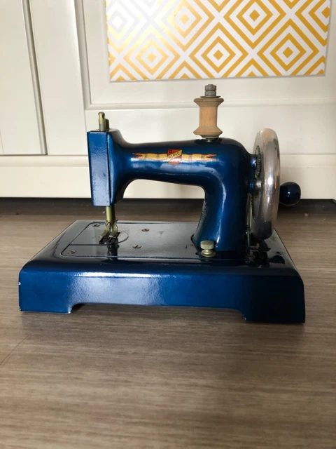 Ancienne Machine à Coudre Jouet En Fonte, Fonctionnelle, Avec Sa Valisette