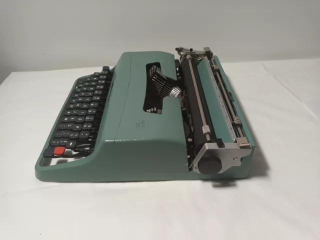 Authentic OLIVETTI LETTERA 32 TYPEWRITER Made In Spain Excellent Condition 3