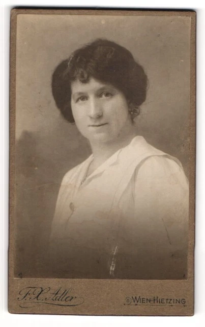 Fotografie F. X. Adler, Wien-Hietzing, Hauptstr. 8, Dame in weißem Kleid mit ma