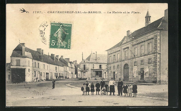 CPA Chateauneuf-Val-de-Bargis, La Mairie et la Place