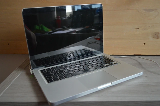 Apple MacBook Pro 13-Inch "Core 2 Duo" 2.4 Mid-2010  A1278 EMC 2351 FAULTY