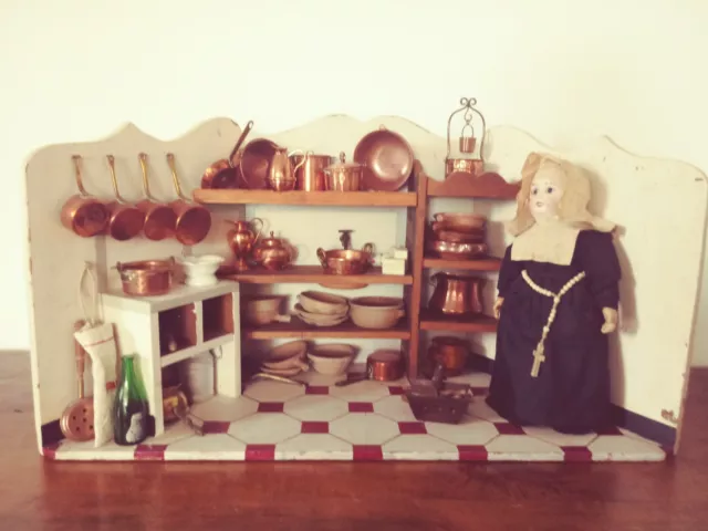 Maison de poupée avec tous ces petits accessoires et la religieuse