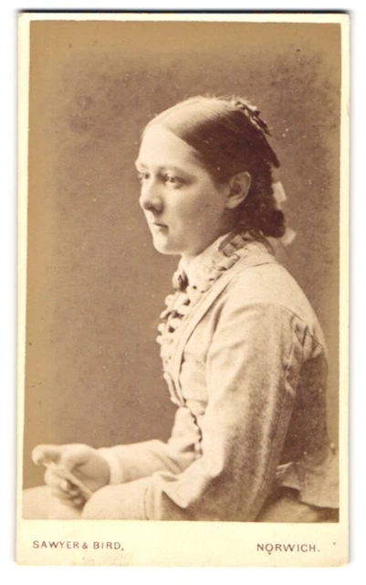 Fotografie Sawyer & Bird, Norwich, Junge Frau mit Flechtfrisur in hellem Kleid