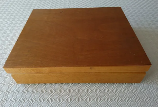 Holzkiste mit Stempeln von 0 bis 9, Höhe der Zahlen 9,5 cm. Holz mit Gummitypen
