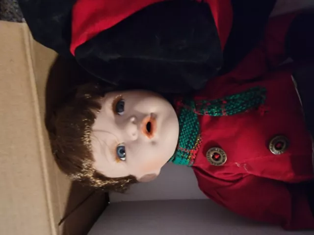 Heritage Signature Collection Porcelain Joy And Noel Carolers boy w/ COA 2