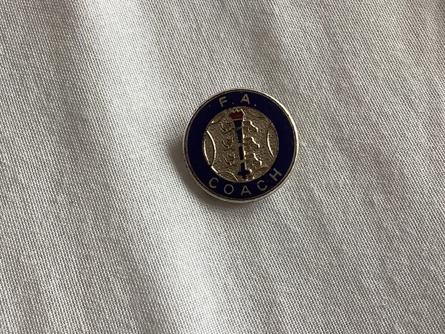 ENGLAND Vintage FOOTBALL ASSOCIATION COACH Badge Maker FATTORINI B'ham 18mm