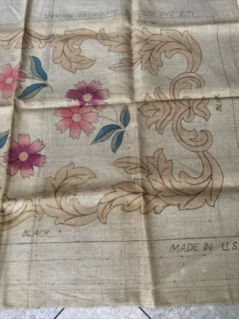 De colección. Patrón de alfombra de arpillera Bucilla, hecha en EE. UU., 30 X 54 pulgadas Florales/pergaminos