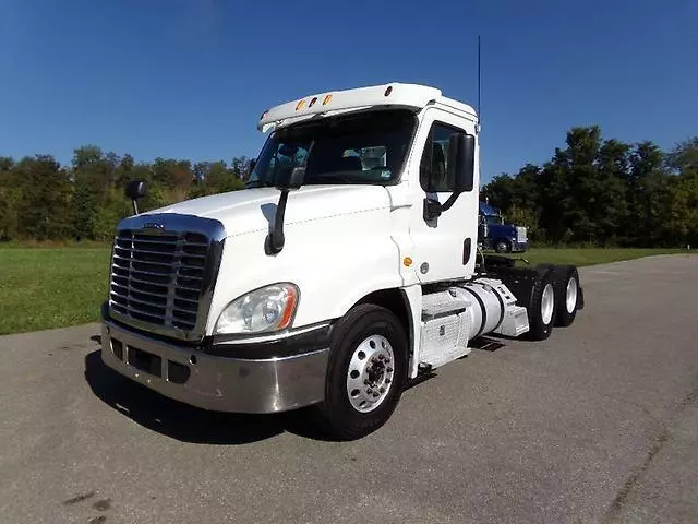 2014 Freightliner Cascadia 125 Daycab Road Tractor(Engine Remanned)