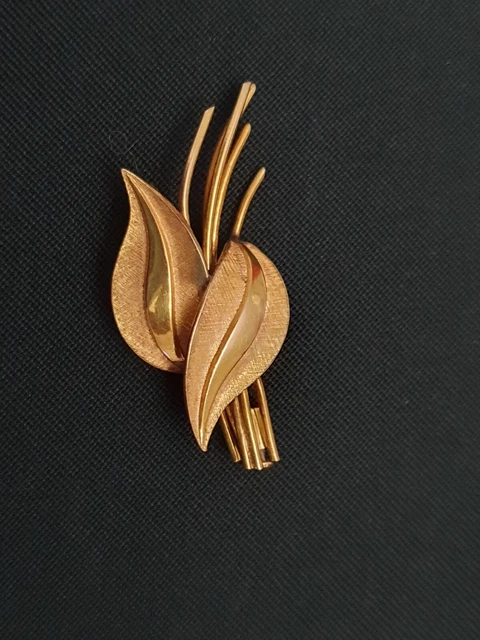 Broche Vintage Plaqué Or Filigrané Avec 2 Strass Bleus Et Une Perle - Poinçon Murat, Occasion