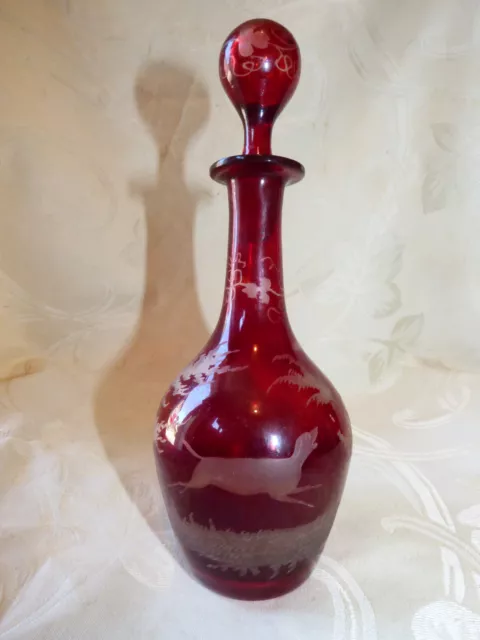 Ancienne Belle Petite Carafe à Liqueur en Verre Rouge Décor Ciselé à la Molette