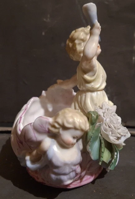 Un groupe en biscuit de porcelaine polychrome 4