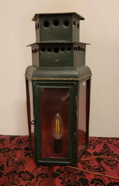 Alte Wandlampe aus Metall grün sie ist 35cm H, 18cm B