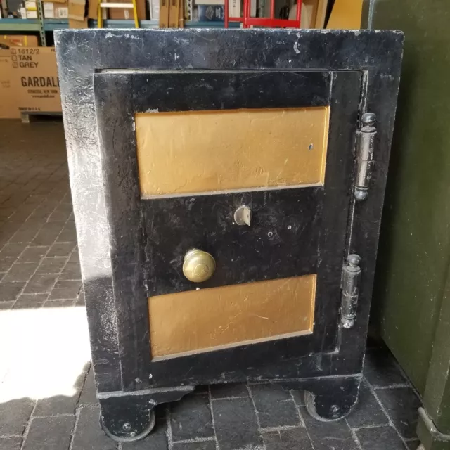 19th century unbranded vintage safe with 1 working key