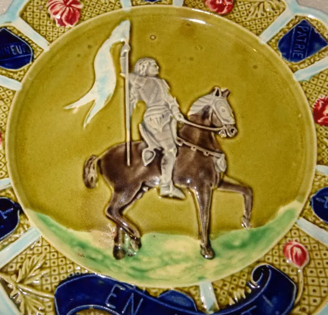 ASSIETTE BARBOTINE FIN 19 ème REPRESENTANT JEANNE D'ARC A CHEVAL, " EN AVANT " 2