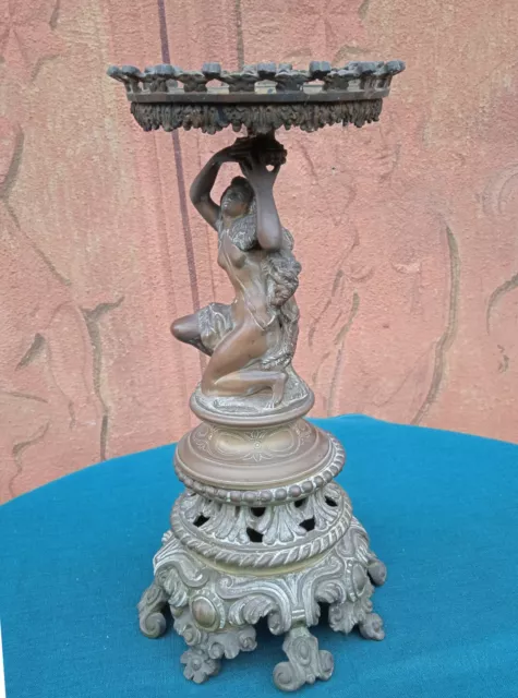 Portacero candeliere in bronzo lavorato, con scultura di figura femminile